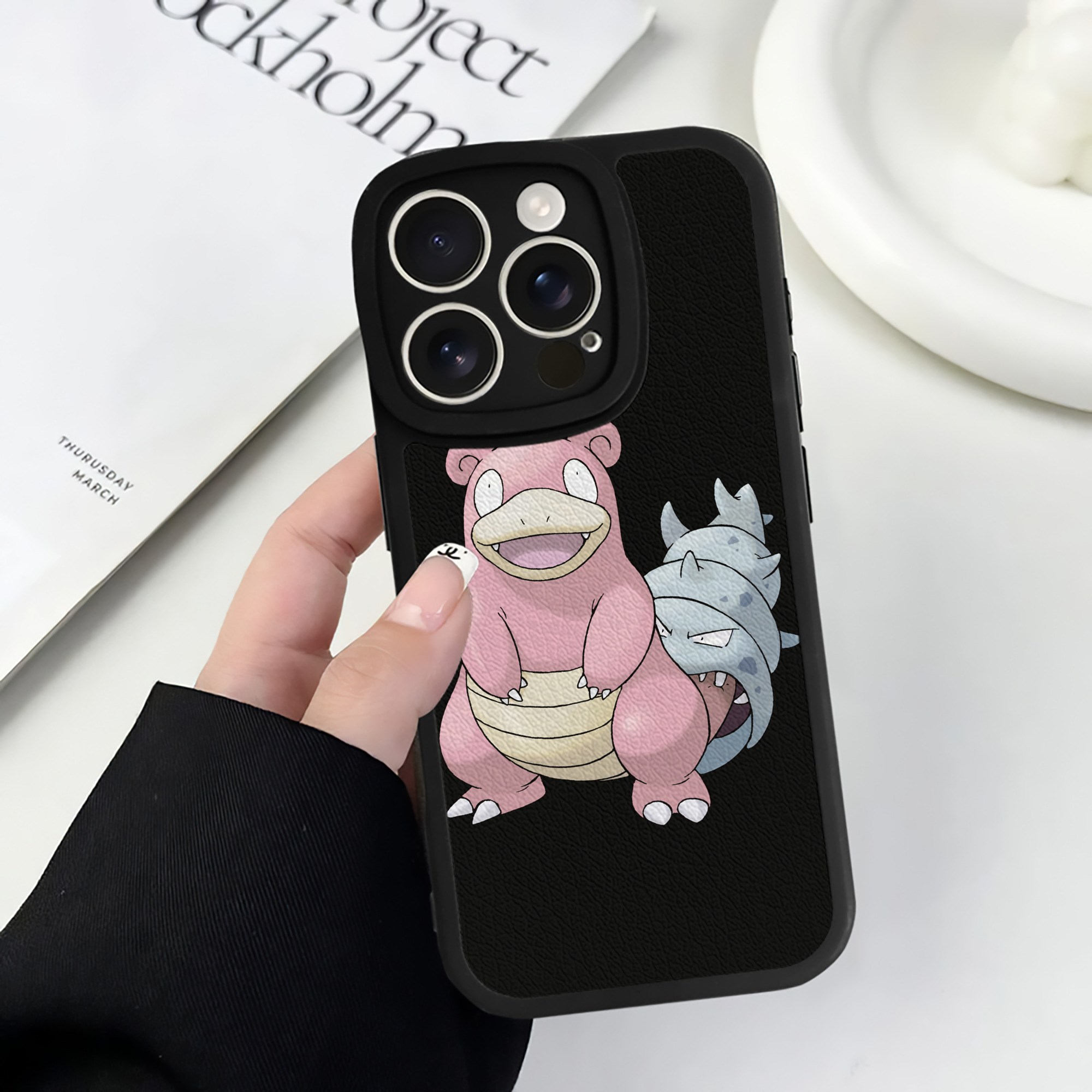 （画像用） ポケットモンスター Pokémon 【iPhone 16シリーズ対応】シリコンスマホケース（レザー調） 材質：シリコン